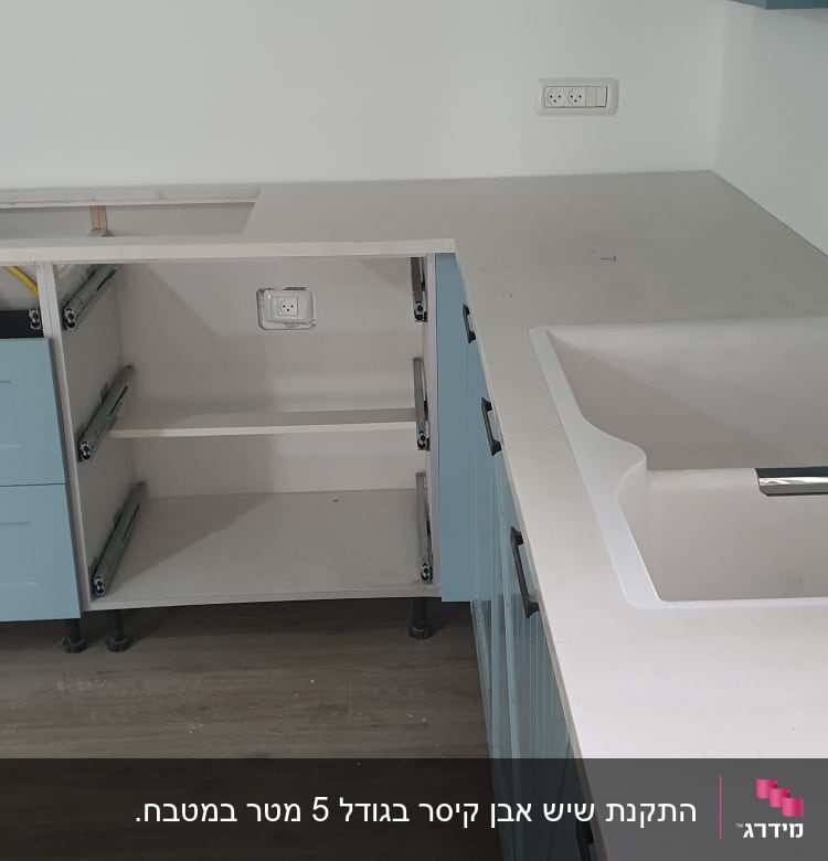 שיש לבן במטבח עם כיור מובנה